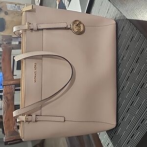 Michael Kors Blush Voyager bag